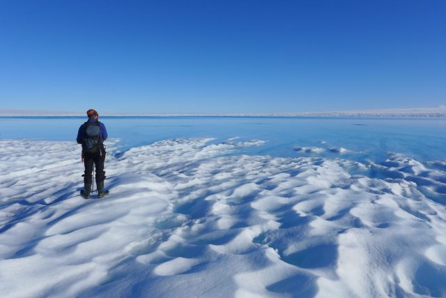 Vědci si zatím nejsou úplně jistí,  jestli masivní odvodňování ledovcových jezer ústup ledovce zrychlí,  nebo zpomalí | foto: Tom Chudley,  Scott Polar Research Institute,  Cambridge