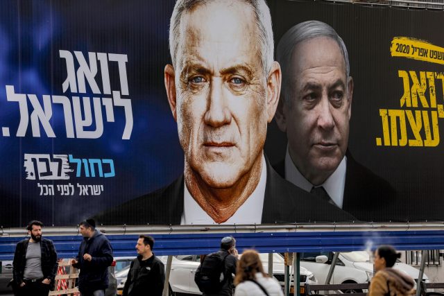 Benny Ganc a Benjamin Netanjahu na předvolebním billboardu aliance Modrobílá | foto: Fotobanka Profimedia