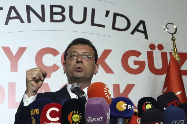 V opakovaných istanbulských volbách zvítězil dosavadní starosta jedné z městských částí Ekrem Imamoglu | foto: Burhan Ozbilici,  ČTK/AP