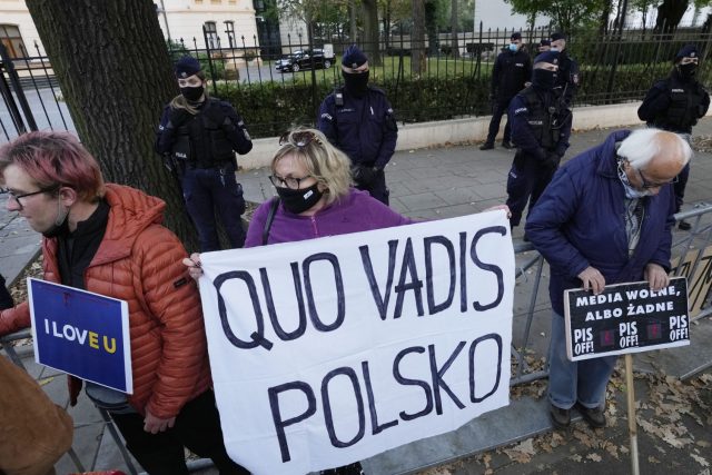 Lidé protestují před polským ústavním soudem ve Varšavě | foto: Czarek Sokolowski,  ČTK/AP
