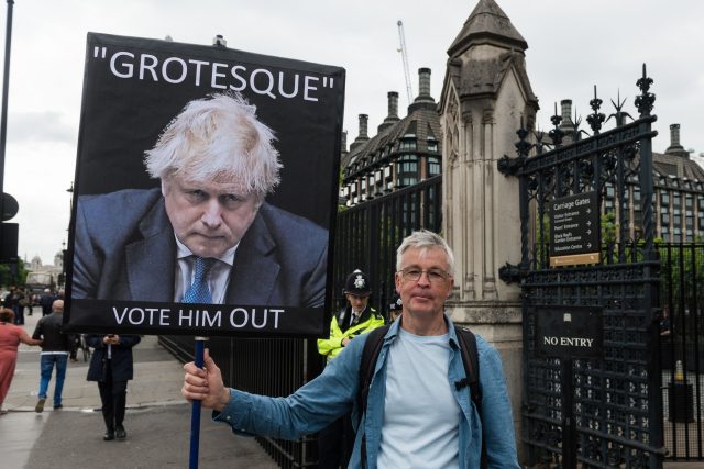 Odpůrci britského premiéra Borise Johnsona požadovali jeho odvolání | foto: Fotobanka Profimedia
