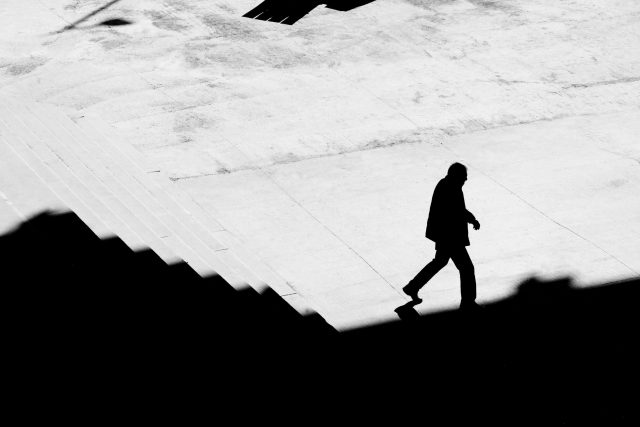 Stín,  silueta muže,  chůze po schodech,  město,  samota  (ilustrační foto) | foto: Profimedia