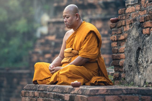 Buddhističtí mniši nosí volná roucha,  příbytku na váze si proto jejich okolí mnohdy vůbec nevšimne | foto: Fotobanka Pixabay,  CC0 1.0