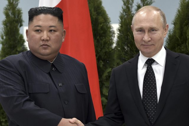 Severokorejský vůdce Kim Čong-un a ruský prezident Vladimir Putin ve Vladivostoku | foto: Alexei Nikolsky,  ČTK/AP