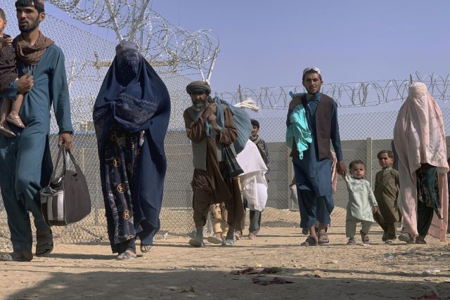 Obyvatelé Afghánistánu opouští zemi po převzetí moci Tálibánem | foto: ČTK/AP