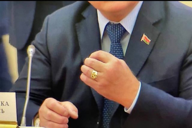 Běloruský prezident Alexandr Lukašenko s pamětním prstenem od Vladimira Putina | foto: Fotobanka Profimedia