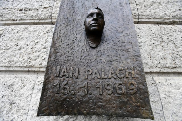 Pamětní deska Jana Palacha na pražské Filozofické fakultě | foto: Roman Vondrouš,  ČTK