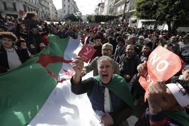Demonstrace v Alžírsku | foto:  Toufik Doudou,  ČTK/AP