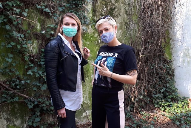 Moderátorka Lenka Vahalová s komičkou Adélou Elbel | foto: Tereza Čistotová,  Český rozhlas,  Český rozhlas