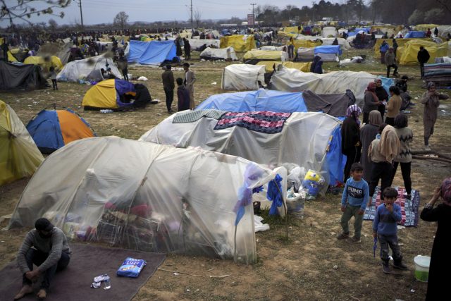 Migranti poblíž turecko-řeckých hranic v Pazarkule | foto: Ismail Coskun,  ČTK/AP