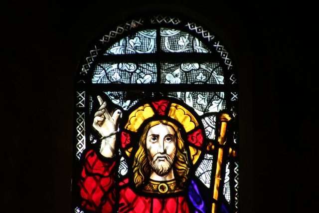 Kristus - křesťanství - vitráž | foto: Magda Ehlers,  Pexels,  CC0 1.0