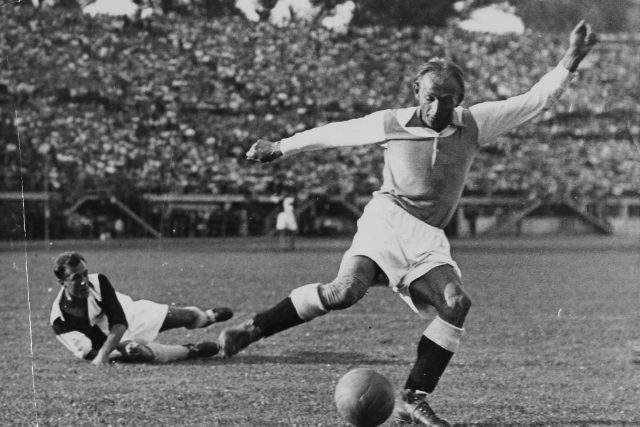 Rakouský fotbalista s českými kořeny Matthias Sindelar  (1932) | foto: VOTAVA / IMAGNO / APA-PictureDesk via AFP / Profimedia
