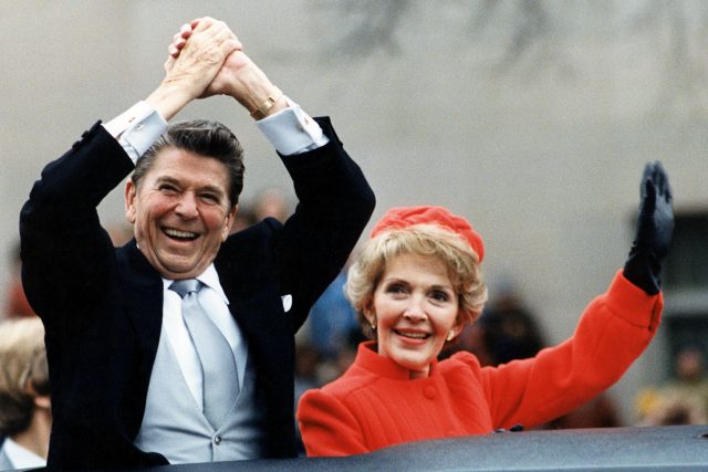Ronald Reagan s manželkou Nancy během své první inaugurace v lednu 1981 | foto: Fotobanka Profimedia