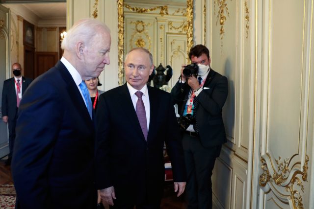 Zásadním momentem podle Igora Lukeše bylo to,  když Biden předal Putinovi seznam kroků,  které Spojené státy učiní,  pokud Rusko nepřestane s kybernetickými útoky | foto: Mikhail Metzel,  ČTK/AP