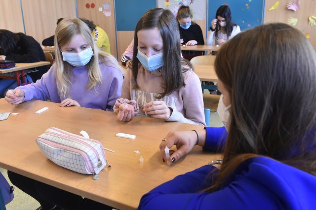 Žáci se ve škole testují na koronavirus | foto: Luboš Pavlíček,  ČTK