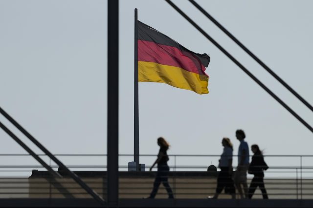 Lidé procházející po mostě spojujícímu parlamentní budovy v Berlíně,  2. 9. 2024 | foto: Markus Schreiber,  ČTK / AP