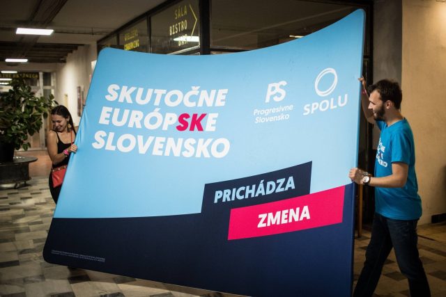 Volební noc koalice stran Progresivní Slovensko a Spolu po skončení hlasování ve volbách do Evropského parlamentu | foto: Fotobanka Profimedia