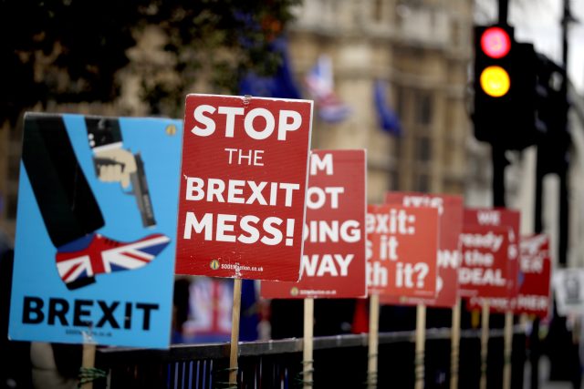 Podle Johna Tregellase jsou sice nálady proti brexitu silné,  ale politici udělali chybu,  že hned po referendu „nevystoupili na obranu skutečných zájmů Velké Británie. Opakují mantru o vůli lidu“ | foto: Matt Dunham,  ČTK/AP