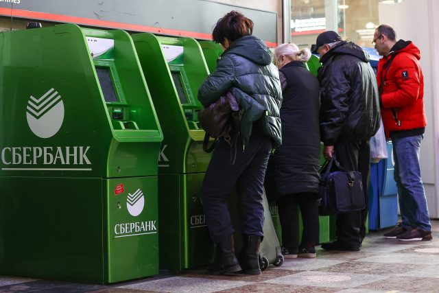 Lidé v Moskvě hromadně vybírají peníze z bankomatů | foto: Fotobanka Profimedia