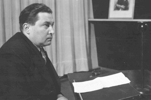 Jaroslav Seifert v rozhlasovém studiu  (pravděpodobně druhá polovina třicátých let) | foto: autor neznámý,  Archivní a programové fondy Českého rozhlasu