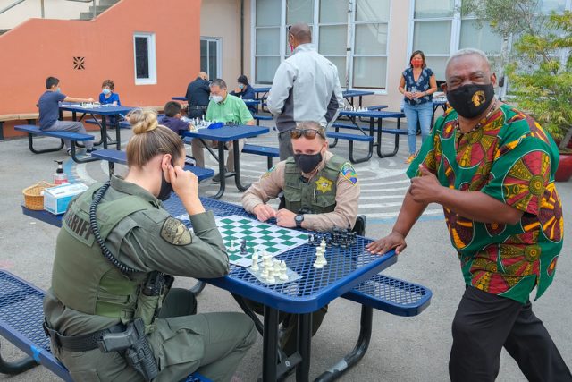 Christopher Major učí děti hrát šachy | foto: Dennis Callahan,  Archdiocese of San Francisco