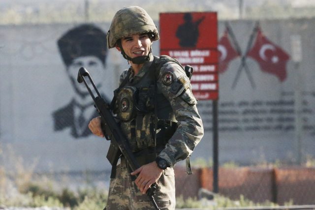 Svět podle Šedivého na tureckou ofenzivu reaguje opatrně až odmítavě,  použití síly na území jiného státu totiž může vést k destabilizaci celého Blízkého východu | foto: Lefteris Pitarakis,  ČTK/AP
