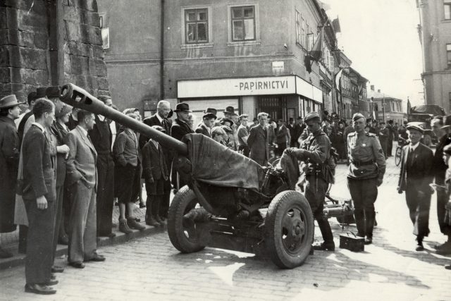 Rudá armáda na turnovském náměstí - květen 1945 | foto: Muzeum Českého ráje v Turnově