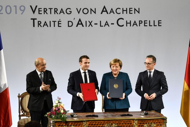 Smlouvu o spolupráci podepsali Angela Merkelová a Emmanuel Macron v Cáchách | foto: Martin Meissner,  ČTK/AP