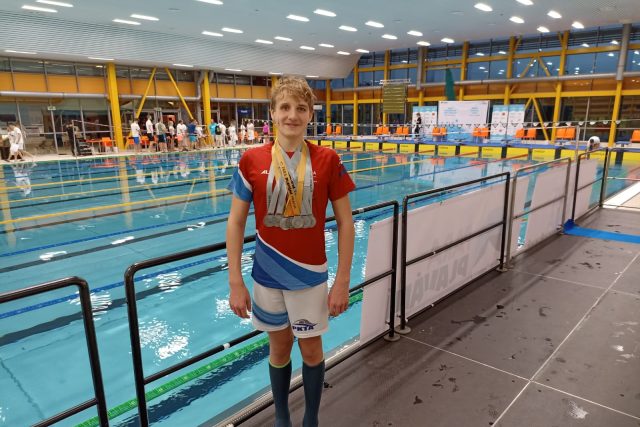 Nejlepšímu nevidomému plavci Davidu Kratochvílovi je pouhých 13 let a už soutěží mezi muži. | foto: David Kratochvíl