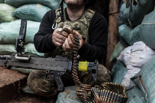 Ukrajinský voják nabíjí kulomet na bojové pozici v zákopu | foto: Fotobanka Profimedia
