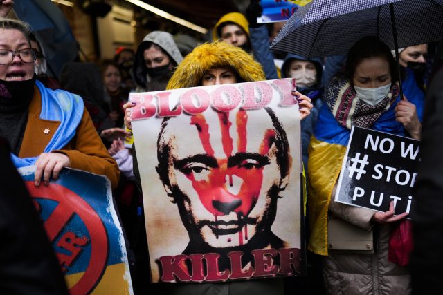 Demonstrace před ruským konzulátem v Istanbulu | foto: Francisco Seco,  ČTK/AP