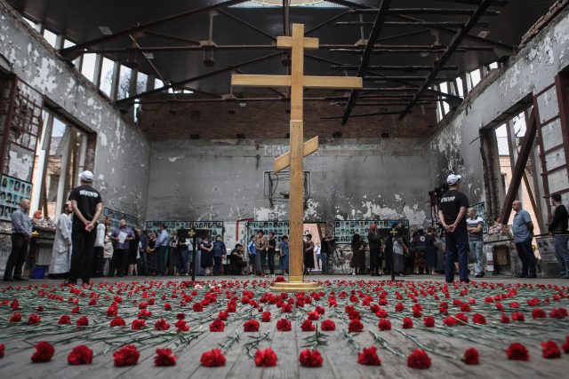 Tryzna za 335 obětí teroristického útoku na beslanskou základní školu | foto: Fotobanka Profimedia
