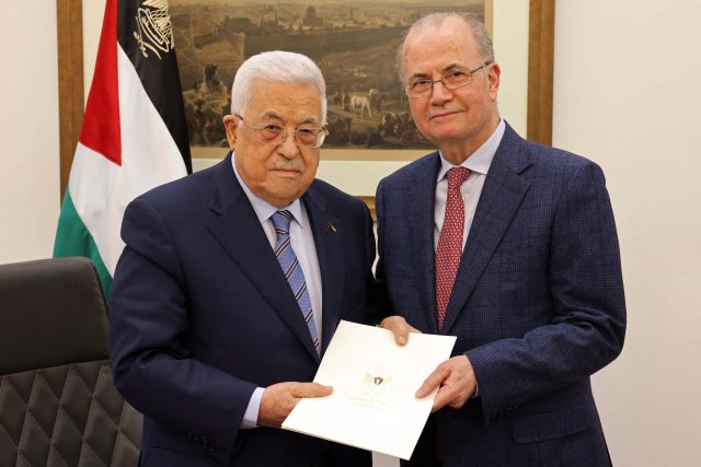 Palestinský prezident Mahmúd Abbás  (vlevo) s nově jmenovaným palestinským premiérem Mohammadem Mustafou v Ramalláhu | foto: Fotobanka Profimedia