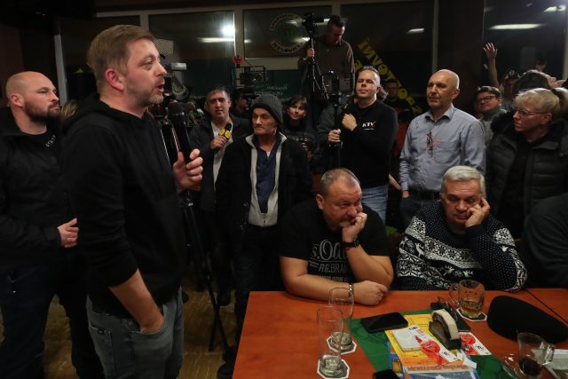 Ministr vnitra Vít Rakušan v pivnici Centrum v Karviné,  kde debatuje v pořadu Bez cenzury | foto: Alexandr Satinský,  MAFRA / Profimedia