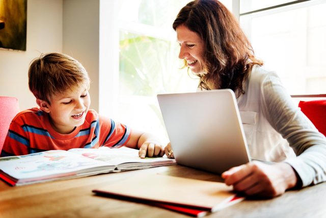 Rodiče a děti teď neplánovaně zkouší domácí výuku  (ilustrační foto) | foto: Fotobanka Profimedia