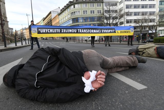 Klimatické hnutí Extinction Rebellion uspořádalo protest v rámci kampaně 3 °C pro Ukrajinu | foto: Kateřina Šulová,  ČTK