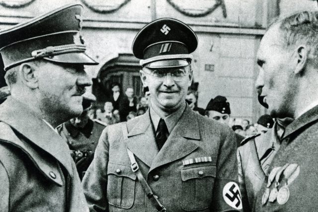 Konrád Henlein  (uprostřed) na fotce z roku 1937 | foto: Profimedia