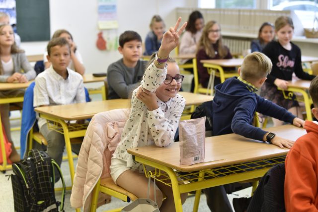 Žáci pátého ročníku základní školy ve Zlíně | foto: Dalibor Glück,  ČTK