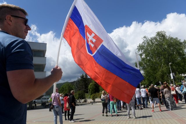 Ficovi podporovatelé před Fakultní nemocnicí s poliklinikou F. D. Roosevelta v Banské Bystrici,  kde je slovenský premiér hospitalizovaný | foto: Ferenc Isza,  AFP / Profimedia