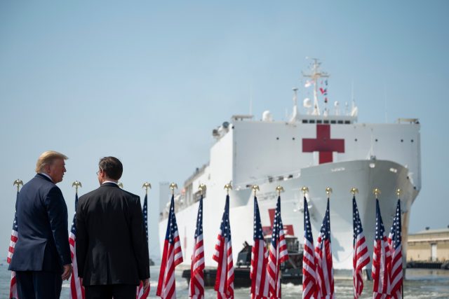 Pandemii covid-19 pomáhá v USA zvládnout i vojenská zdravotnická loď /US Defense Secretary Mark Esper  (R) and US President Donald Trump watch as the hospital ship USNS Comfort departs Naval Base Norfolk/ | foto: Fotobanka Profimedia