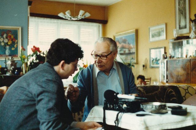 Jolyon Naegele s Alexandrem Dubčekem v roce 1988 | foto: Post Bellum