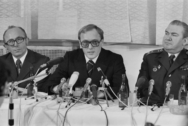 Pavel Minařík  (uprostřed) na tiskové konferenci v lednu 1976 po návratu z Mnichova | foto: Jiří Kruliš,  ČTK
