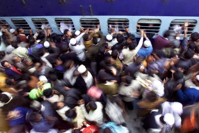 Davy příbuzných se loučily u vlaku v indickém Gauhátí,  odkud odcestovalo 3. ledna asi 1200 muslimských poutníků na velkou pouť  (hadždž) do posvátného města Mekka v Saúdské Arábii | foto: Fotobanka Profimedia