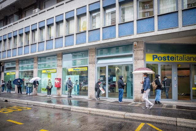 Dlouhá fronta před italskou poštou | foto: Fotobanka Profimedia