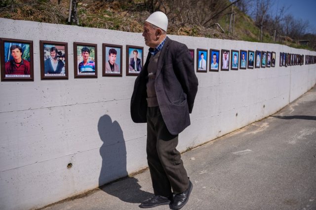 Kosovský Albánec u památníku masakru z války | foto: Profimedia