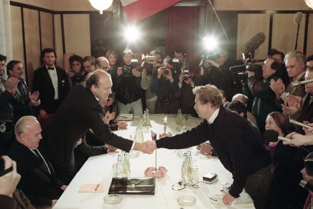 Lech Wałęsa v gdańských loděnicích v roce 1980. V roce 1989 pomohl vyjednat v Polsku demokracii | foto: Wikimedia Commons CC-BY-3.0,   Nationaal Archief,  Den Haag