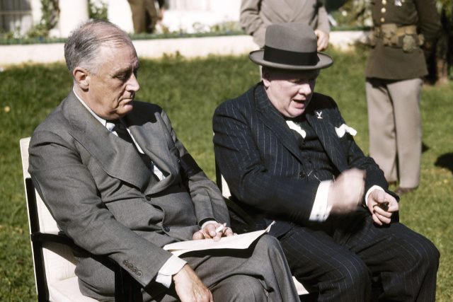Americký prezident Franklin D. Roosevelt a britský premiér Winston Churchill na konferenci v Casablance v lednu 1943 | foto: ČTK / AP