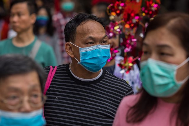 Statistiky z Číny ukazují,  že novému koronaviru podlehli i třicátníci,  čtyřicátníci a padesátníci,  kteří netrpěli žádnou doprovodnou chorobou | foto: Fotobanka Profimedia
