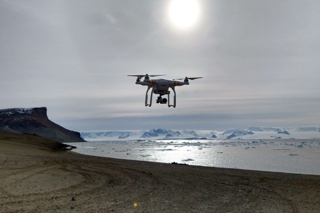dron na Antarktidě | foto: Michaela Kňažková