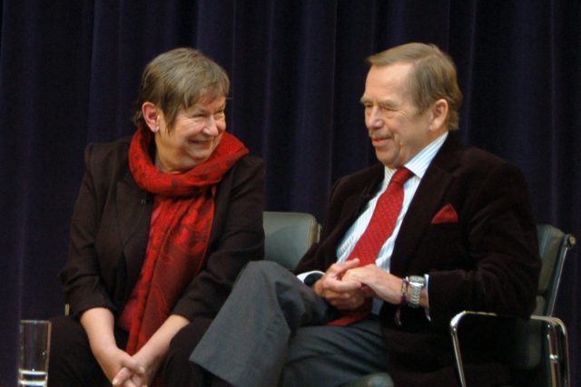 Bývalý český prezident Václav Havel  (vpravo) debatoval 27. září v Britské knihovně v Londýně o anglickém vydání své knihy Prosím stručně  (To the Castle and Back). Vlevo je spisovatelka Zdena Tominová,  která diskusi tlumočila | foto: Stanislav Mundil,  ČTK
